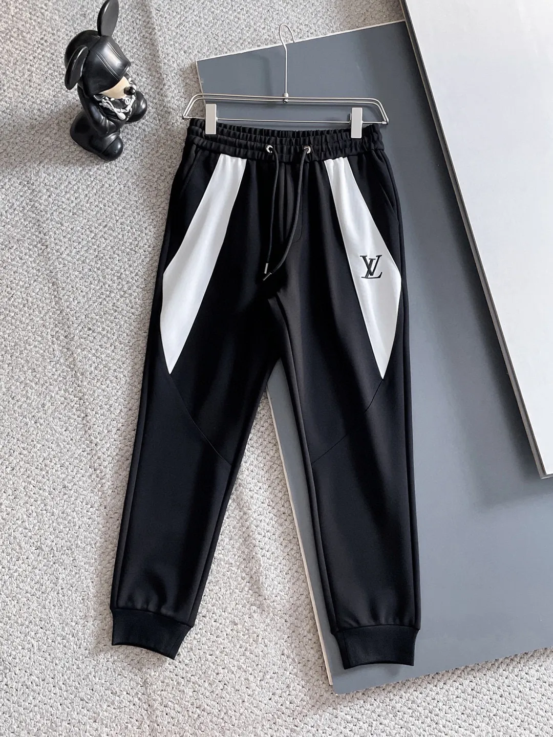 🅿️720 [LV Louis Vuitton] hot-selling suit is coming. Focus on the original version of the official website. 2025 new hot-selling cardigan and sweatshirt suit. The original order is the best. 🇭🇰The meticulous work of top designers. It has a fitting and perfect upper body effect. All-natural high-quality Tencel Roman cotton 100%, close-fitting comfort, noble and elegant! Original hardware embodies elegance and nobility! Counter size: M-3XL (maximum wear up to 190 pounds)